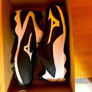Brand new Mizuno low cut 9.5 mens cleats black and white